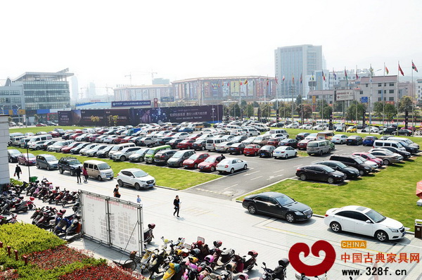 東陽中國木雕城二期A區市場前停車場停滿了車輛,采購商絡繹不絕(資料圖) 東陽中國木雕城二期A區市場前停車場停滿了車輛,采購商絡繹不絕(資料圖)