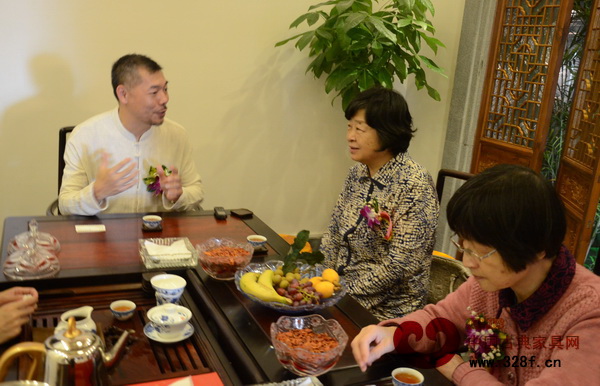 活動結束后,開國元勛賀龍之女賀曉明(中)、陳云之女陳偉華(右)與紅博城董事長林孟禮交流 活動結束后,開國元勛賀龍之女賀曉明(中)、陳云之女陳偉華(右)與紅博城董事長林孟禮交流