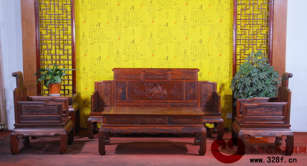 微凹黃檀卷書沙發（萬事紅供圖）