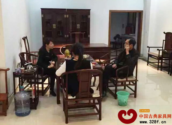 活動當天，萬事紅營銷人員和意向客戶進行洽談
