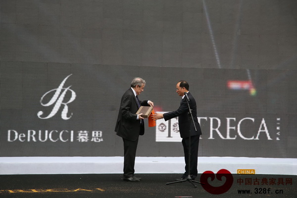 慕思寢具董事長王炳坤先生與法國TRECA公司董事長Gilles Silberman先生(右)交換禮品 慕思寢具董事長王炳坤先生與法國TRECA公司董事長Gilles Silberman先生(右)交換禮品