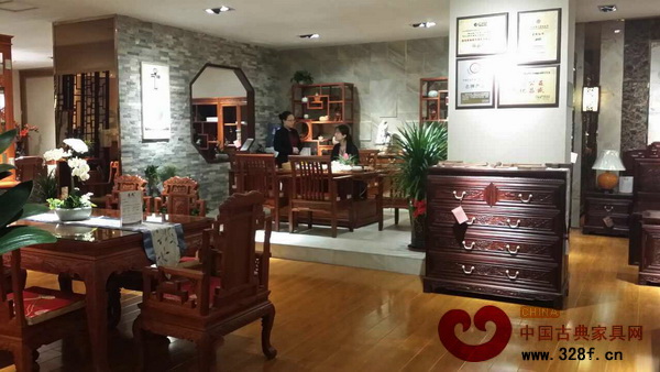 新開業(yè)的東成紅木成都專賣店以“新古典”風(fēng)格的緬甸花梨系列產(chǎn)品為主打 新開業(yè)的東成紅木成都專賣店以“新古典”風(fēng)格的緬甸花梨系列產(chǎn)品為主打