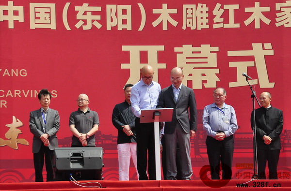 浙商建業執行總裁王國光(前排左)與淘寶營銷產品事業部總監盧維興進行東陽中國木雕城入駐淘寶拍賣合作簽約 浙商建業執行總裁王國光(前排左)與淘寶營銷產品事業部總監盧維興進行東陽中國木雕城入駐淘寶拍賣合作簽約