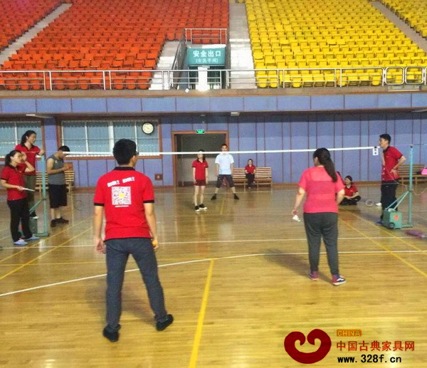 羽毛球雙打賽場上,市場部與技術部的激烈對戰(zhàn) 羽毛球雙打賽場上,市場部與技術部的激烈對戰(zhàn)