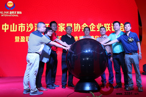 廣東省政協(xié)常委、沙溪鎮(zhèn)工商聯(lián)合會會長盧偉碩（左四），沙溪鎮(zhèn)黨委書記周小川（右四），沙溪鎮(zhèn)黨委副書記鄒小龍（左三），沙溪鎮(zhèn)副鎮(zhèn)長梁冬曉（左二），沙溪紅木家具協(xié)會會長李慶強（右二）以及盈聯(lián)匯董事成員蕭子軒（右三）、蕭子林（右一）、蕭漢行（左一）共同啟動盈聯(lián)匯國際家具廣場紅木精品館