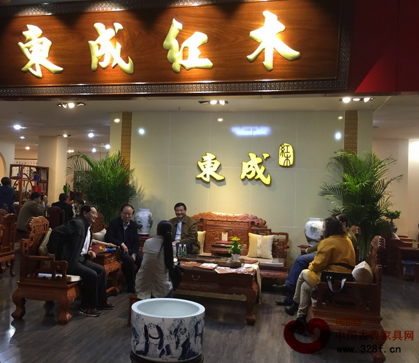 位于河南省鄭州市商都路滿圓紅木城二樓的東成紅木家居館舉行了盛大的開業(yè)典禮,正式加入了東成紅木大家庭 位于河南省鄭州市商都路滿圓紅木城二樓的東成紅木家居館舉行了盛大的開業(yè)典禮,正式加入了東成紅木大家庭