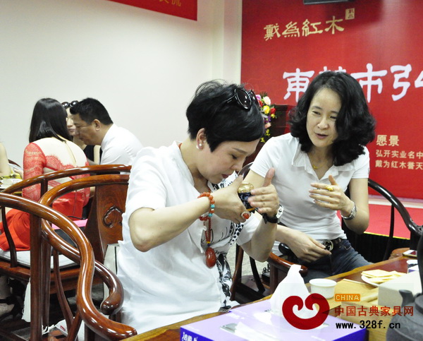 除了茶道交流外,還舉行了香道交流,女將們認真學習聞香、品香 除了茶道交流外,還舉行了香道交流,女將們認真學習聞香、品香