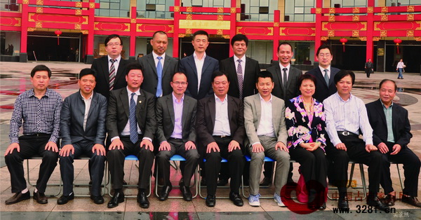 復星集團、富春控股集團、新光控股集團、阿里巴巴、美特斯邦威集團、杉杉集團、橫店東磁等企業負責人在東陽中國木雕城門口合影