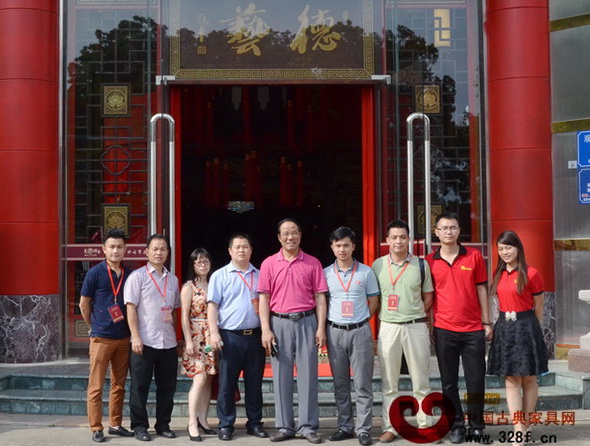 大涌企業(yè)一行在美聯(lián)家私展館前合影留念 大涌企業(yè)一行在美聯(lián)家私展館前合影留念