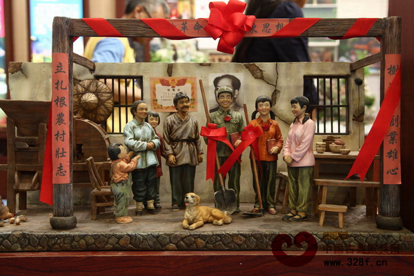 微雕藝術(shù)作品精致形象,受到眾多觀展者的喜愛 微雕藝術(shù)作品精致形象,受到眾多觀展者的喜愛