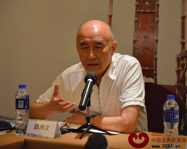 中國傳統工藝大師、泰和園董事長邵湘文對泰和園“當代君子”竹節椅進行介紹 中國傳統工藝大師、泰和園董事長邵湘文對泰和園“當代君子”竹節椅進行介紹