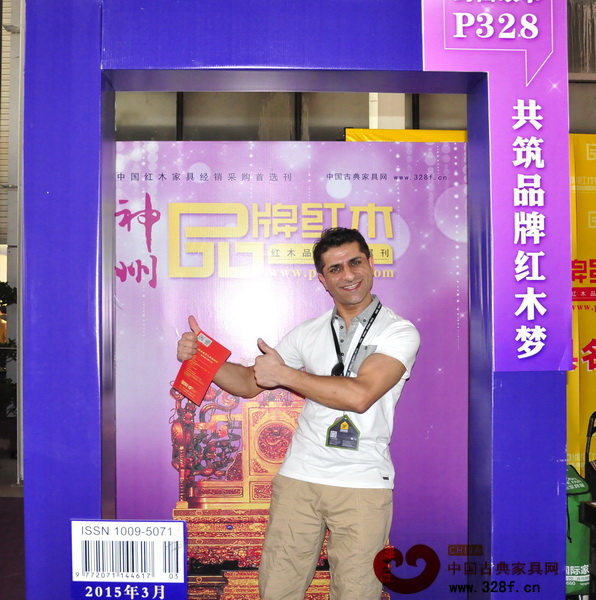 東莞名家具展上，外國友人也當起了《品牌紅木》的代言人