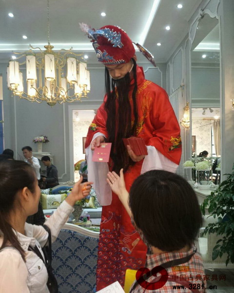 深圳國際家具展上，一位財神裝扮的店員在店門口直接派發紅包