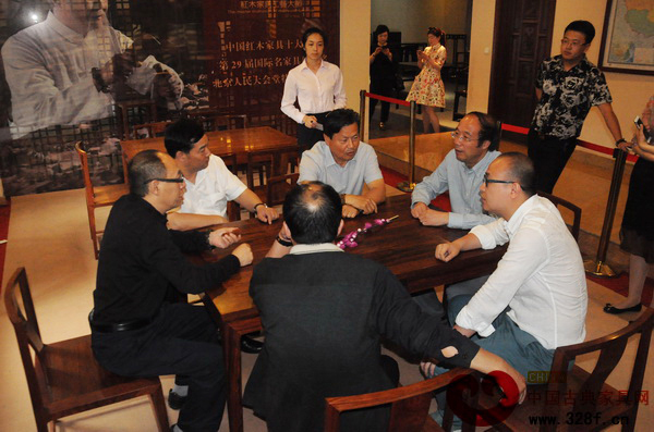 參觀嘉賓圍坐在卓木王展廳進行交談