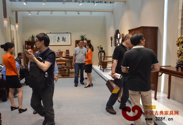 區氏臻品的展廳迎來了古典家具愛好者及行業專家前來品鑒