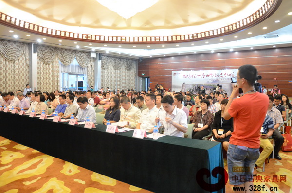 2015廣東傳統文化傳承與產業峰會吸引300多位嘉賓到場參與 2015廣東傳統文化傳承與產業峰會吸引300多位嘉賓到場參與
