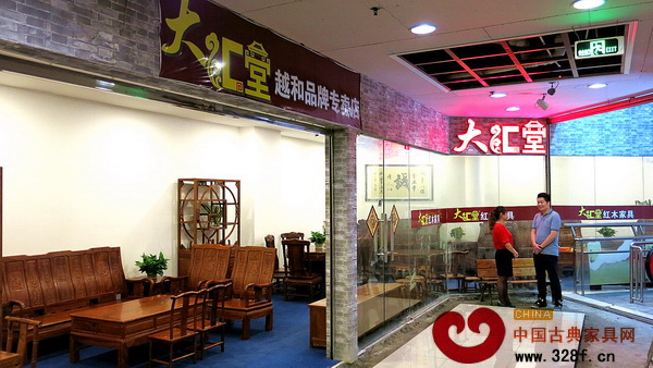 大匯堂總部銷售總監胡春騰與越和專賣店負責人鐘銀香交流市場行情