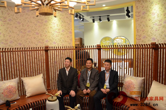 中信紅木董事長李忠信(中)與東陽市市委副書記、市長朱建軍(右),副市長陳軍(左)在中信紅木展館合影 中信紅木董事長李忠信(中)與東陽市市委副書記、市長朱建軍(右),副市長陳軍(左)在中信紅木展館合影