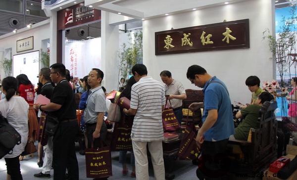 東成紅木作為文博會中山館的代表企業攜臻品亮相,向全球展示紅木文化精髓和新古典紅木家具魅力 東成紅木作為文博會中山館的代表企業攜臻品亮相,向全球展示紅木文化精髓和新古典紅木家具魅力
