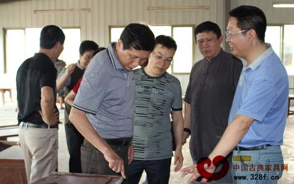 考察團成員對精致的廣作家具盛贊不絕