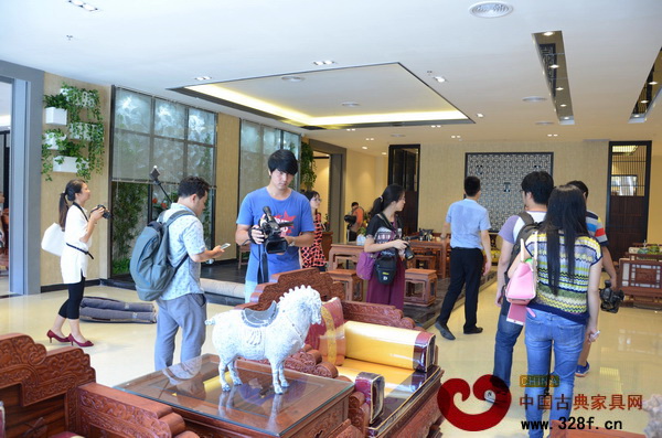 一眾嘉賓一同參觀賣場內展廳 一眾嘉賓一同參觀賣場內展廳