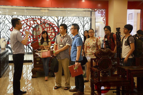 工作人員帶領嘉賓參觀入駐盈聯匯的紅木品牌的展廳 工作人員帶領嘉賓參觀入駐盈聯匯的紅木品牌的展廳
