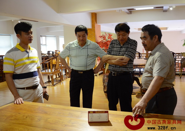 全國工商聯(lián)民間文物藝術(shù)品商會會長宋建文(右二)與全國工商聯(lián)民間文物藝術(shù)品商會秘書長肖秉俠(左二)等在仔細觀賞鴻庭軒展廳內(nèi)的精品家具 全國工商聯(lián)民間文物藝術(shù)品商會會長宋建文(右二)與全國工商聯(lián)民間文物藝術(shù)品商會秘書長肖秉俠(左二)等在仔細觀賞鴻庭軒展廳內(nèi)的精品家具