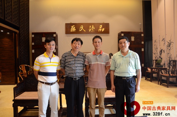 全國工商聯民間文物藝術品商會會長宋建文（左二）、全國工商聯民間文物藝術品商會秘書長肖秉俠（右一）、區氏臻品總經理區錦澤（右二）與弘木傳媒CEO林偉華（左一）合影