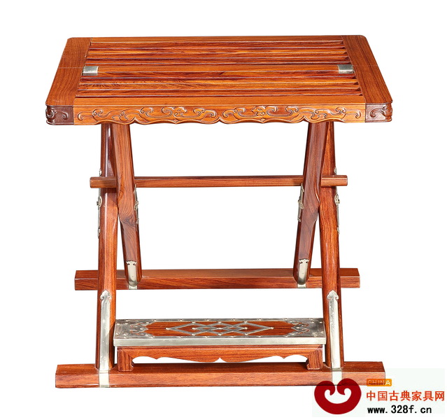 作為特殊的交杌形制,目前已知的傳世珍品只有四只 作為特殊的交杌形制,目前已知的傳世珍品只有四只