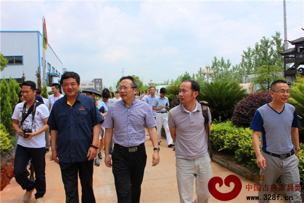 江西省鄱陽縣委常委、宣傳部長徐乃華(前排左二)陪同采訪團參觀魯班木藝江西總廠 江西省鄱陽縣委常委、宣傳部長徐乃華(前排左二)陪同采訪團參觀魯班木藝江西總廠