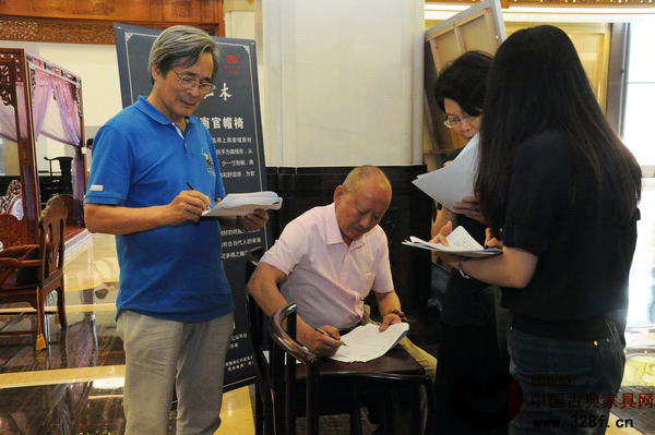 專家評審組對雅典紅木參展作品進行認真評審