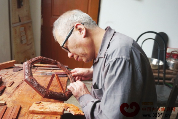王認石在專注制作紅木小件 王認石在專注制作紅木小件