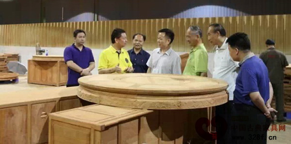 在國壽紅木董事長陳國壽、總經(jīng)理陳衛(wèi)棠等公司高層陪同下,湖北省監(jiān)利縣一行對國壽紅木進行了實地考察 在國壽紅木董事長陳國壽、總經(jīng)理陳衛(wèi)棠等公司高層陪同下,湖北省監(jiān)利縣一行對國壽紅木進行了實地考察