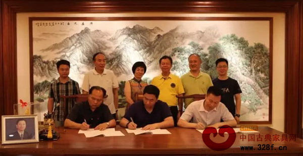 湖北省監(jiān)利縣黃鎮(zhèn)縣長(前排右)、國壽紅木總經(jīng)理陳衛(wèi)棠先生(前排中)、元宗家具董事長任作輝先生(前排左)簽約進駐“湖北福茂香港國際家居產(chǎn)業(yè)園項目” 湖北省監(jiān)利縣黃鎮(zhèn)縣長(前排右)、國壽紅木總經(jīng)理陳衛(wèi)棠先生(前排中)、元宗家具董事長任作輝先生(前排左)簽約進駐“湖北福茂香港國際家居產(chǎn)業(yè)園項目”