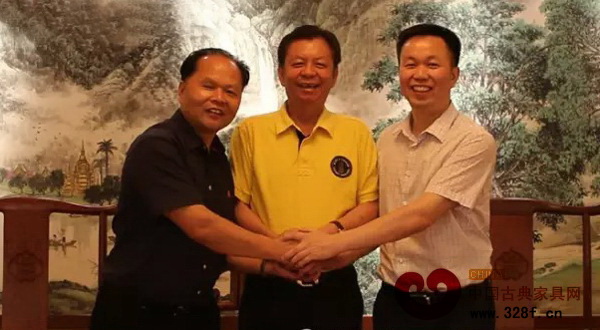 湖北省監(jiān)利縣縣長黃鎮(zhèn)(右)、國壽紅木董事長陳國壽(中)、元宗家具董事長任作輝合影留念 湖北省監(jiān)利縣縣長黃鎮(zhèn)(右)、國壽紅木董事長陳國壽(中)、元宗家具董事長任作輝合影留念