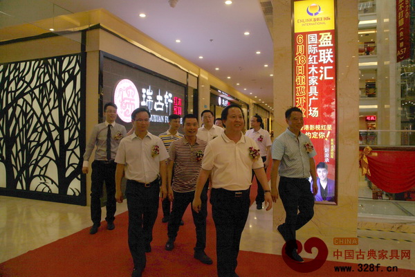 沙溪鎮(zhèn)黨委書記周小川(前中),沙溪鎮(zhèn)黨委副書記、鎮(zhèn)長陳順葆(第二排右一)等在盈聯(lián)匯董事成員蕭子軒(第二排右二)、詹惠權(quán)(第二排右)陪同下參觀盈聯(lián)匯 沙溪鎮(zhèn)黨委書記周小川(前中),沙溪鎮(zhèn)黨委副書記、鎮(zhèn)長陳順葆(第二排右一)等在盈聯(lián)匯董事成員蕭子軒(第二排右二)、詹惠權(quán)(第二排右)陪同下參觀盈聯(lián)匯