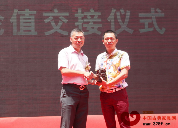 開業(yè)典禮現(xiàn)場,還舉行了廣作家具傳承與發(fā)展聯(lián)合會輪值交接儀式 開業(yè)典禮現(xiàn)場,還舉行了廣作家具傳承與發(fā)展聯(lián)合會輪值交接儀式