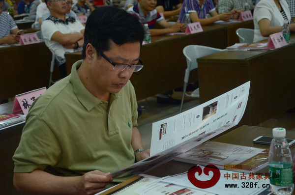 中山市大涌鎮鎮長文衛戈認真閱讀《大涌紅木報》 中山市大涌鎮鎮長文衛戈認真閱讀《大涌紅木報》