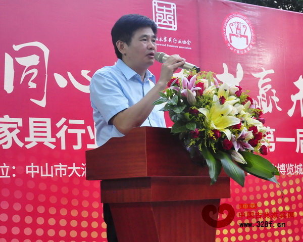 大涌鎮黨委委員謝巧明在講話中提出對廣西分會的三點希望 大涌鎮黨委委員謝巧明在講話中提出對廣西分會的三點希望