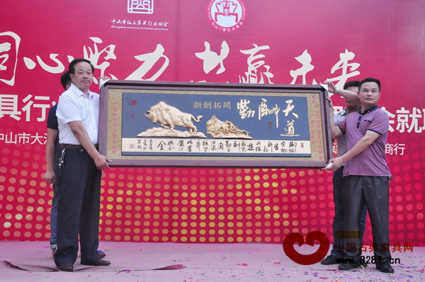 李朝永接受四川商會贈送的牌匾 李朝永接受四川商會贈送的牌匾