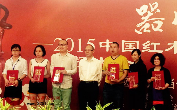 卓木王紅木總經理杜長江(圖左三)出席“第三屆金斧獎”頒獎儀式 卓木王紅木總經理杜長江(圖左三)出席“第三屆金斧獎”頒獎儀式