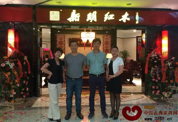 新明紅木總經理杜慶慶(右二)、營銷總監成國慶(左二)與梁秀絨(左一)在西安專賣店二店門前合影 新明紅木總經理杜慶慶(右二)、營銷總監成國慶(左二)與梁秀絨(左一)在西安專賣店二店門前合影