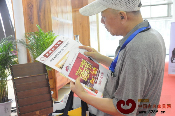 觀展者仔細閱讀首屆紅木云團購節信息 觀展者仔細閱讀首屆紅木云團購節信息
