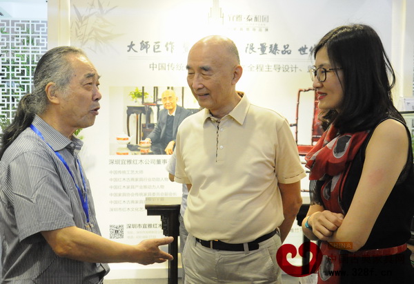 中國明式家具文化研究院院長濮安國(左一)與中國傳統傳統工藝大師、泰和園董事長邵湘文(中)在展會上交流 中國明式家具文化研究院院長濮安國(左一)與中國傳統傳統工藝大師、泰和園董事長邵湘文(中)在展會上交流