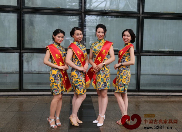 志成紅木四名導(dǎo)購身著旗袍出戰(zhàn)“吉尼斯萬人旗袍秀”活動 志成紅木四名導(dǎo)購身著旗袍出戰(zhàn)“吉尼斯萬人旗袍秀”活動