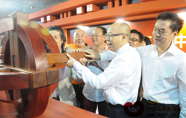 今年北京展以魯班鎖拼接作為開幕儀式的亮點環(huán)節(jié),充分體現(xiàn)了其對中式文化傳承的高度重視 今年北京展以魯班鎖拼接作為開幕儀式的亮點環(huán)節(jié),充分體現(xiàn)了其對中式文化傳承的高度重視