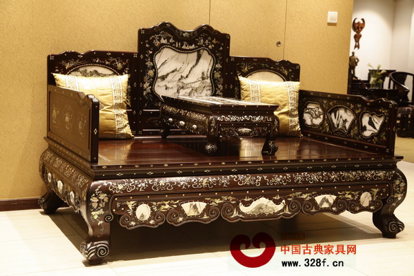 鑲嵌工藝是京作家具特色之一,(圖為嵌螺鈿八寶紋羅漢床) 鑲嵌工藝是京作家具特色之一,(圖為嵌螺鈿八寶紋羅漢床)
