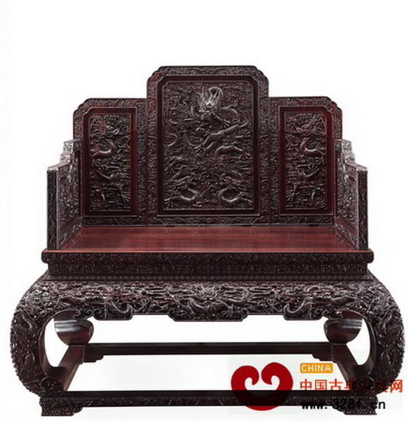 京作家具注重繁復(fù)的裝飾(圖為區(qū)氏臻品紫檀寶座) 京作家具注重繁復(fù)的裝飾(圖為區(qū)氏臻品紫檀寶座)