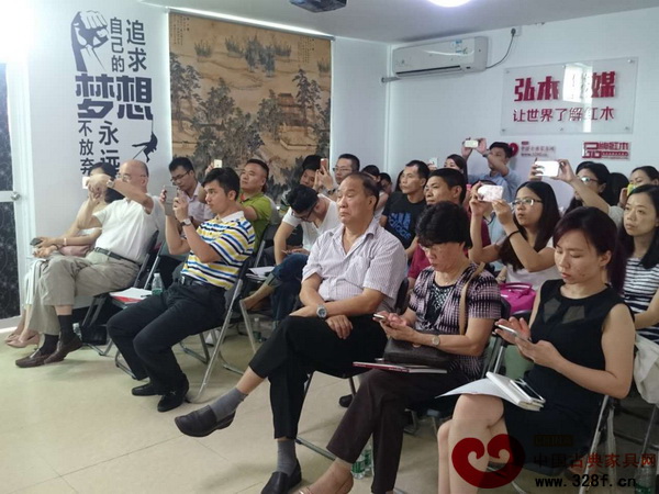 現場企業家們對制定出的培訓體系表現出極大的興趣,紛紛拿出手機拍照 現場企業家們對制定出的培訓體系表現出極大的興趣,紛紛拿出手機拍照
