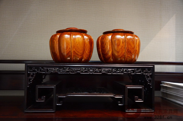 紅木工藝品為展廳增添文化氣韻(區氏臻品供圖) 紅木工藝品為展廳增添文化氣韻(區氏臻品供圖)